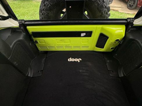 Used 2017 Jeep Wrangler Unlimited Rubicon w/ Connectivity Group AWD/4WD image 27
