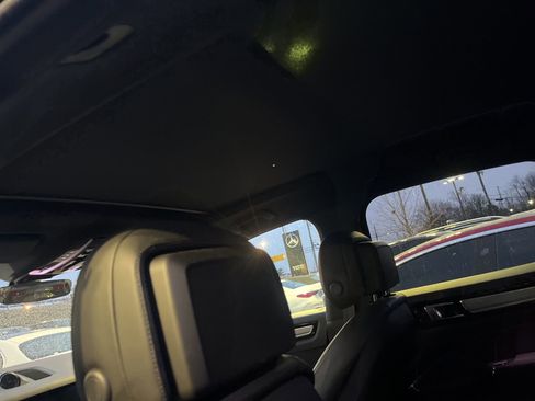 Used 2023 Porsche Cayenne Platinum Edition image 8