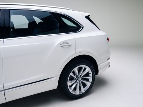 Used 2024 Bentley Bentayga image 16