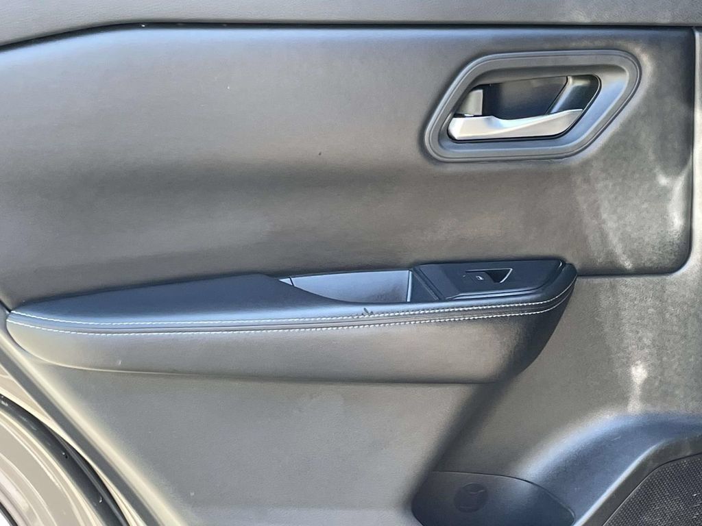 Used 2025 Nissan Rogue SV FWD image 10