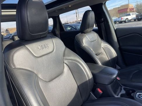 Used 2019 Jeep Cherokee Limited image 12