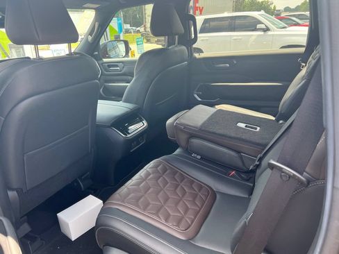 Used 2025 Nissan Armada Platinum Reserve RWD image 4