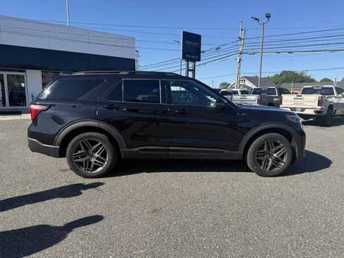 Used 2025 Ford Explorer ST-Line w/ ST-Line Street Pack AWD/4WD image 2