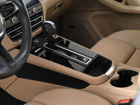 Certified 2024 Porsche Macan image 23