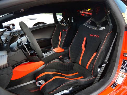 Used 2022 Lamborghini Huracan STO image 6