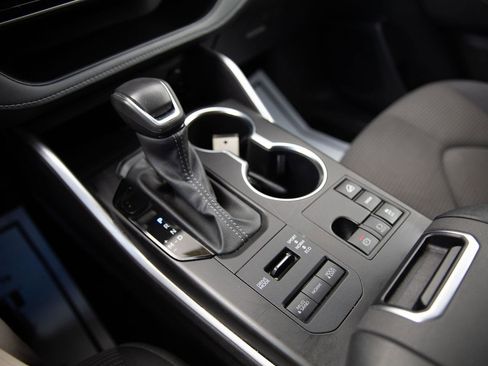 Used 2024 Toyota Highlander LE image 17