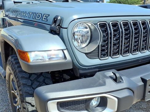 Used 2025 Jeep Gladiator Sport AWD/4WD image 9