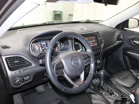 Used 2019 Jeep Cherokee Latitude Plus w/ Cold Weather Group AWD/4WD image 18