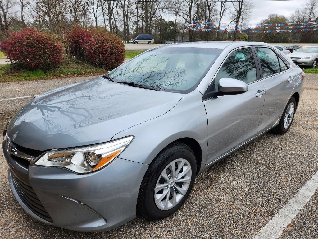 Used 2016 Toyota Camry LE FWD image 1
