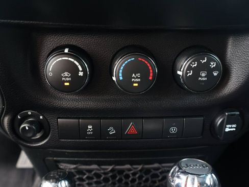Used 2017 Jeep Wrangler Sahara w/ Connectivity Group AWD/4WD image 11