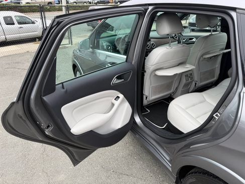 Used 2017 Mercedes-Benz B 250e image 42