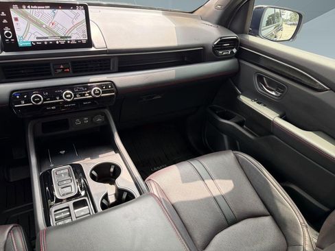 Used 2025 Honda Pilot Black Edition image 29
