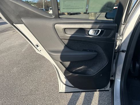 Used 2024 Volvo XC40 B5 Core image 22