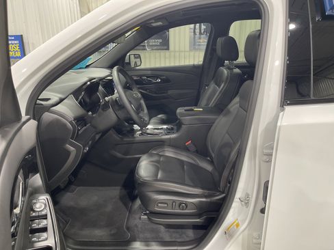 Used 2023 Chevrolet Traverse RS AWD/4WD image 2