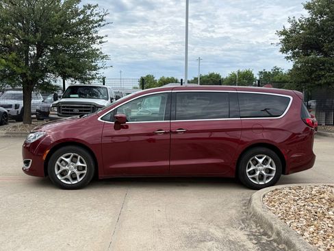 Used 2018 Chrysler Pacifica Touring Plus w/ Tire & Wheel Group FWD image 2