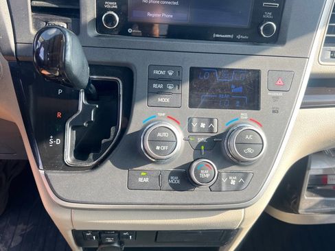 Used 2020 Toyota Sienna XLE AWD/4WD image 29