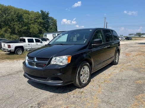 Used 2019 Dodge Grand Caravan SE w/ UConnect Hands-Free Group FWD image 3