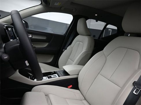 Used 2024 Volvo XC40 B5 Ultimate w/ Protection Package Premier image 9