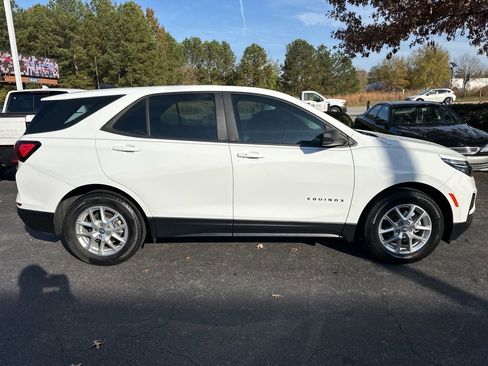 Used 2022 Chevrolet Equinox LS image 2
