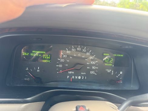 Used 1999 Lincoln Town Car Executive RWD image 13