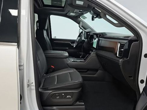 Used 2025 GMC Sierra 3500 Denali w/ Technology Package AWD/4WD image 4
