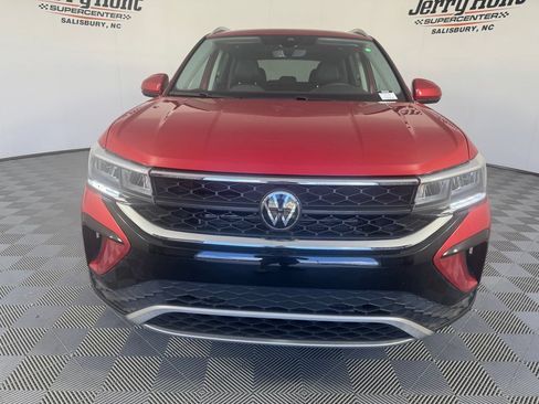 Used 2023 Volkswagen Taos SE w/ Panoramic Sunroof Package FWD image 5