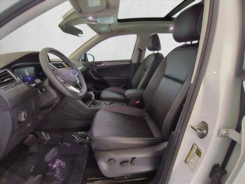 Used 2023 Volkswagen Tiguan SE w/ Panoramic Sunroof Package FWD image 16