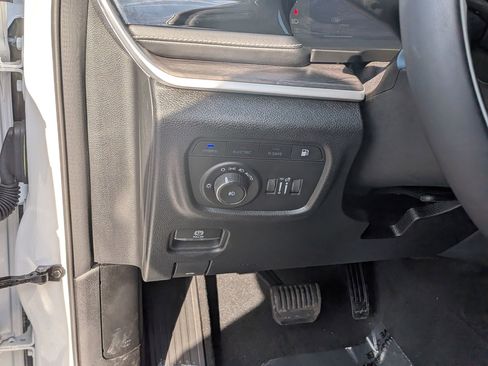 Used 2023 Jeep Grand Cherokee image 17