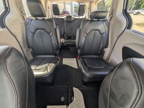 Used 2024 Chrysler Pacifica Touring-L FWD image 33