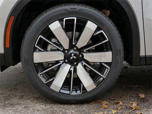 New 2025 Mitsubishi Outlander SE image 3