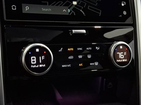 Certified 2025 Land Rover Discovery S image 11