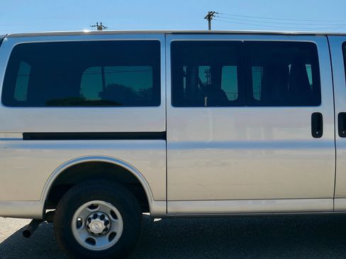 Used 2017 Chevrolet Express 2500 image 4