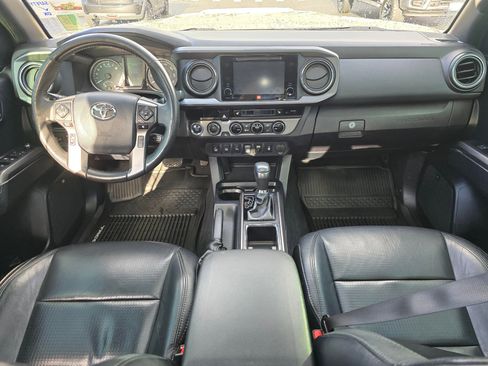 Used 2018 Toyota Tacoma TRD Sport image 12