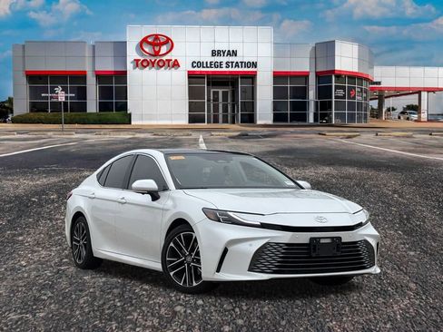 Used 2025 Toyota Camry XLE image 1