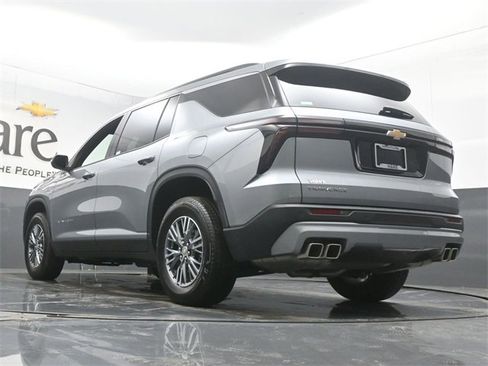 Used 2025 Chevrolet Traverse LT image 5