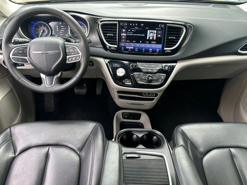 Used 2023 Chrysler Pacifica Touring-L FWD image 14