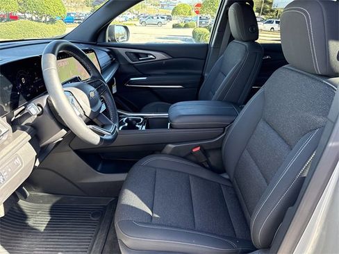 Used 2025 Chevrolet Traverse LT w/ Sun and Wheel Package image 10