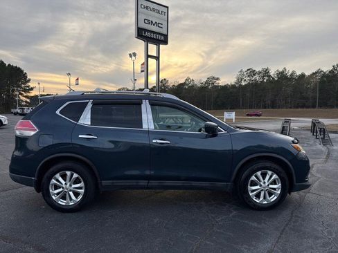 Used 2016 Nissan Rogue SV w/ SV Premium Package image 2