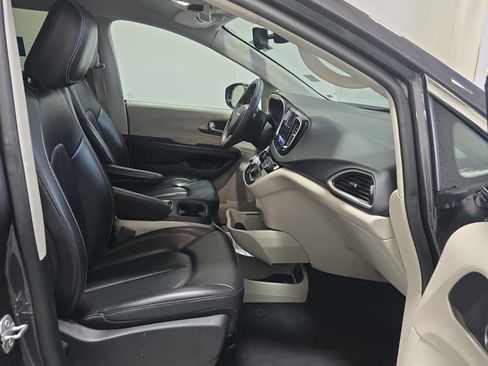 Used 2023 Chrysler Pacifica Touring-L image 9
