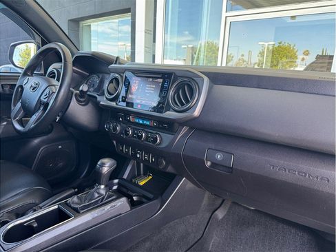 Used 2018 Toyota Tacoma TRD Off-Road AWD/4WD image 26