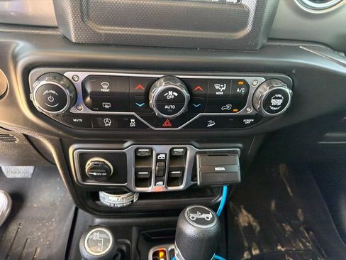Used 2018 Jeep Wrangler Unlimited Sahara AWD/4WD image 4