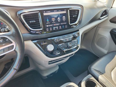 Used 2018 Chrysler Pacifica Touring-L Plus FWD image 30