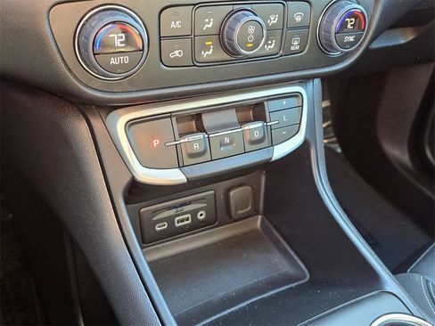 Used 2024 GMC Terrain SLT image 27