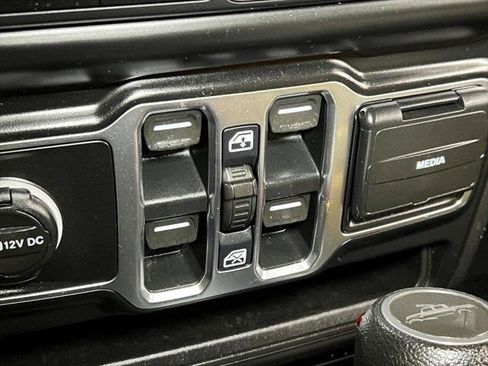 Certified 2021 Jeep Gladiator Overland w/ Cold Weather Group image 43