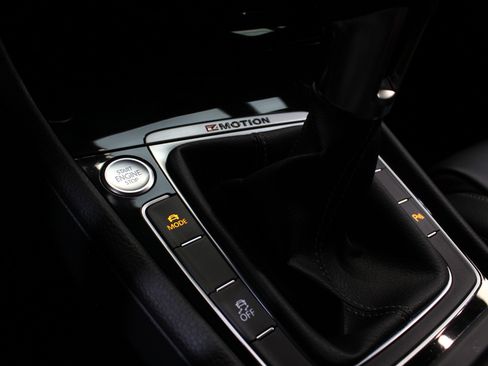 Used 2017 Volkswagen Golf R 4-Door image 53