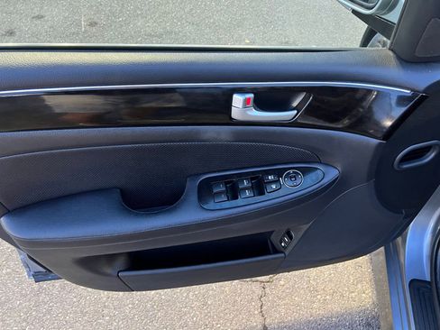 Used 2013 Hyundai Genesis 3.8 image 18