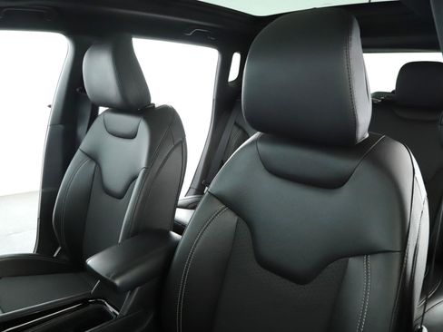 Used 2024 Jeep Compass Latitude w/ Sun and Sound Group image 4