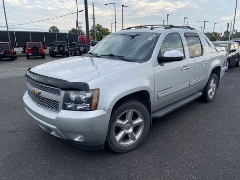Used 2011 Chevrolet Avalanche LS w/ Regional Value Package AWD/4WD image 5