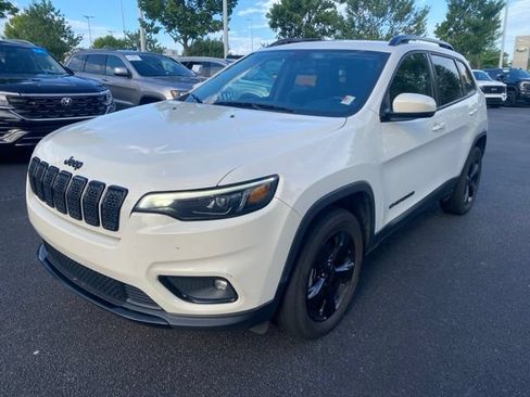 Used 2019 Jeep Cherokee Latitude Plus AWD/4WD image 2
