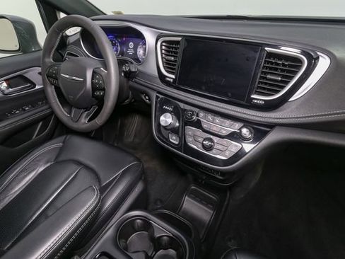 Used 2022 Chrysler Pacifica Touring-L w/ Uconnect Theater Family Group AWD/4WD image 19